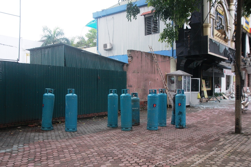 Cận cảnh tòa nhà 2 tầng bị xé nát kinh hoàng trong đêm